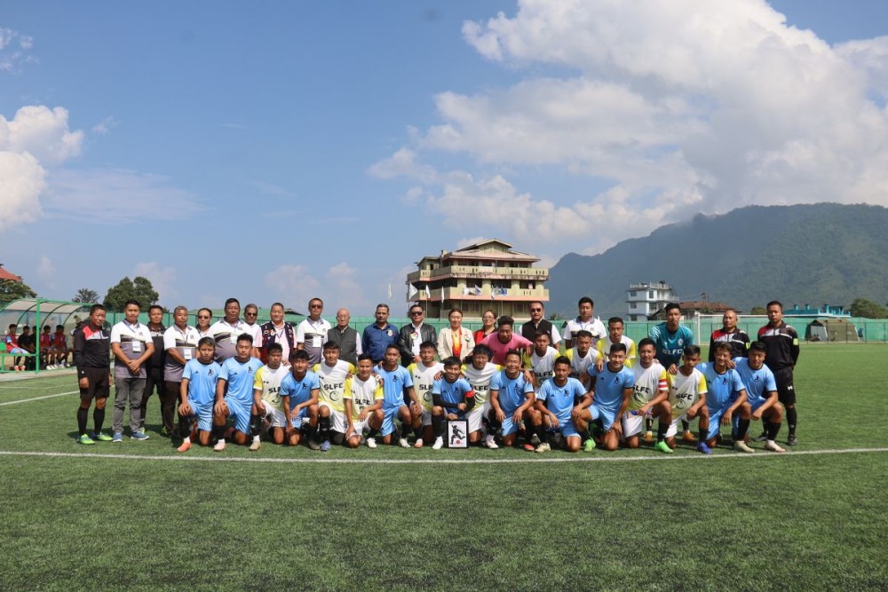 Special Guest with several delegates and the teams of the first match.